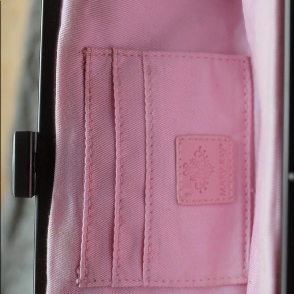 Black crushed velvet clutch from Mary Kay - Picture 5 of 8